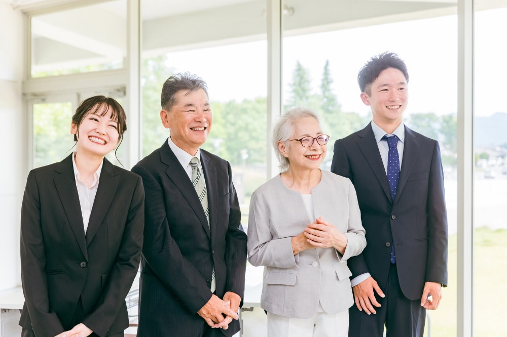 後継ぎ問題の解決策｜原因・リスクと事業承継の選択肢を解説