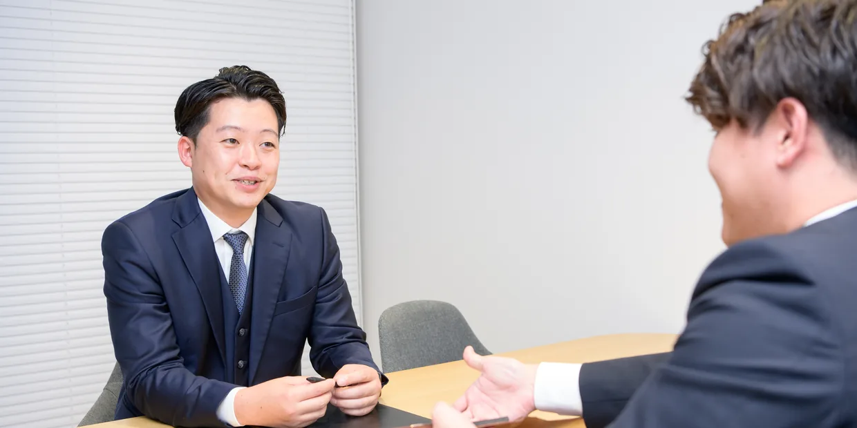 譲渡をご検討の経営者様とお話しするコンサルタント