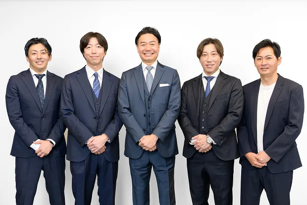 横に並ぶM&Aフォースのコンサルタント5名