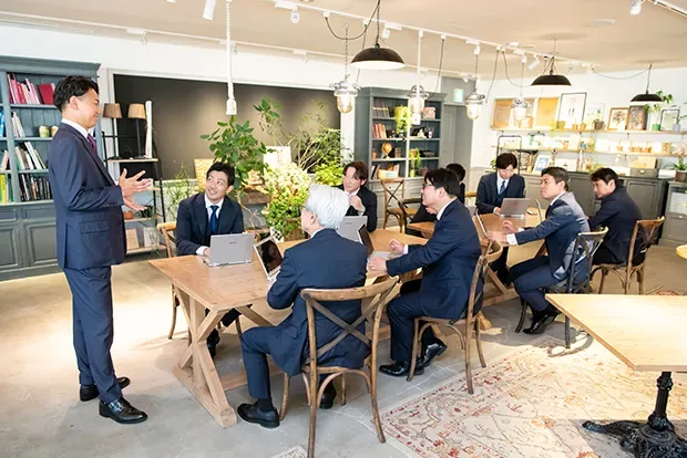 オフィスで勉強会を行うM&Aフォースのコンサルタント陣